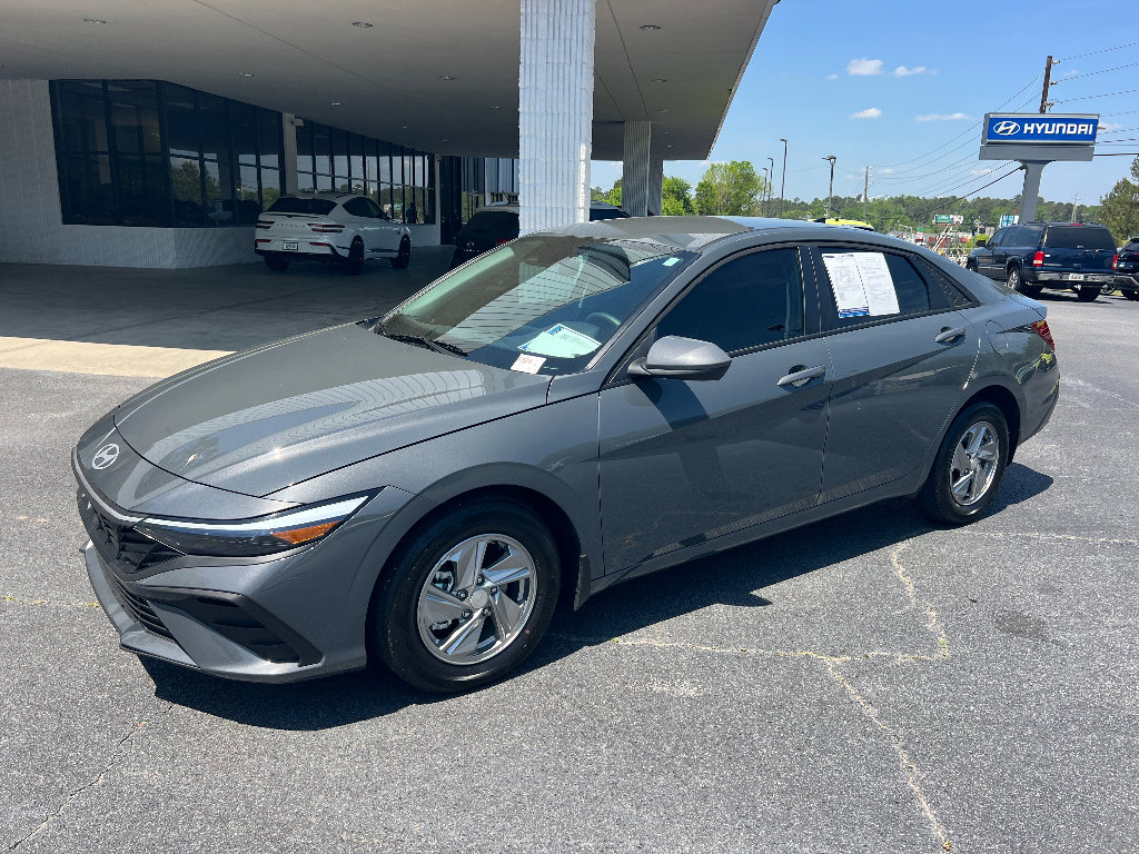 Used 2026 Hyundai Elantra SE image 2