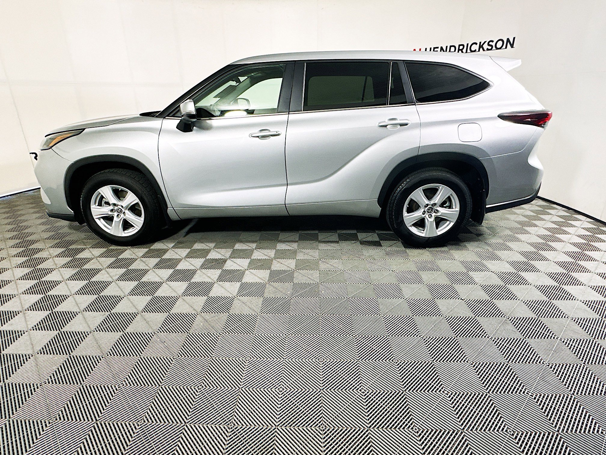 Used 2024 Toyota Highlander LE image 6