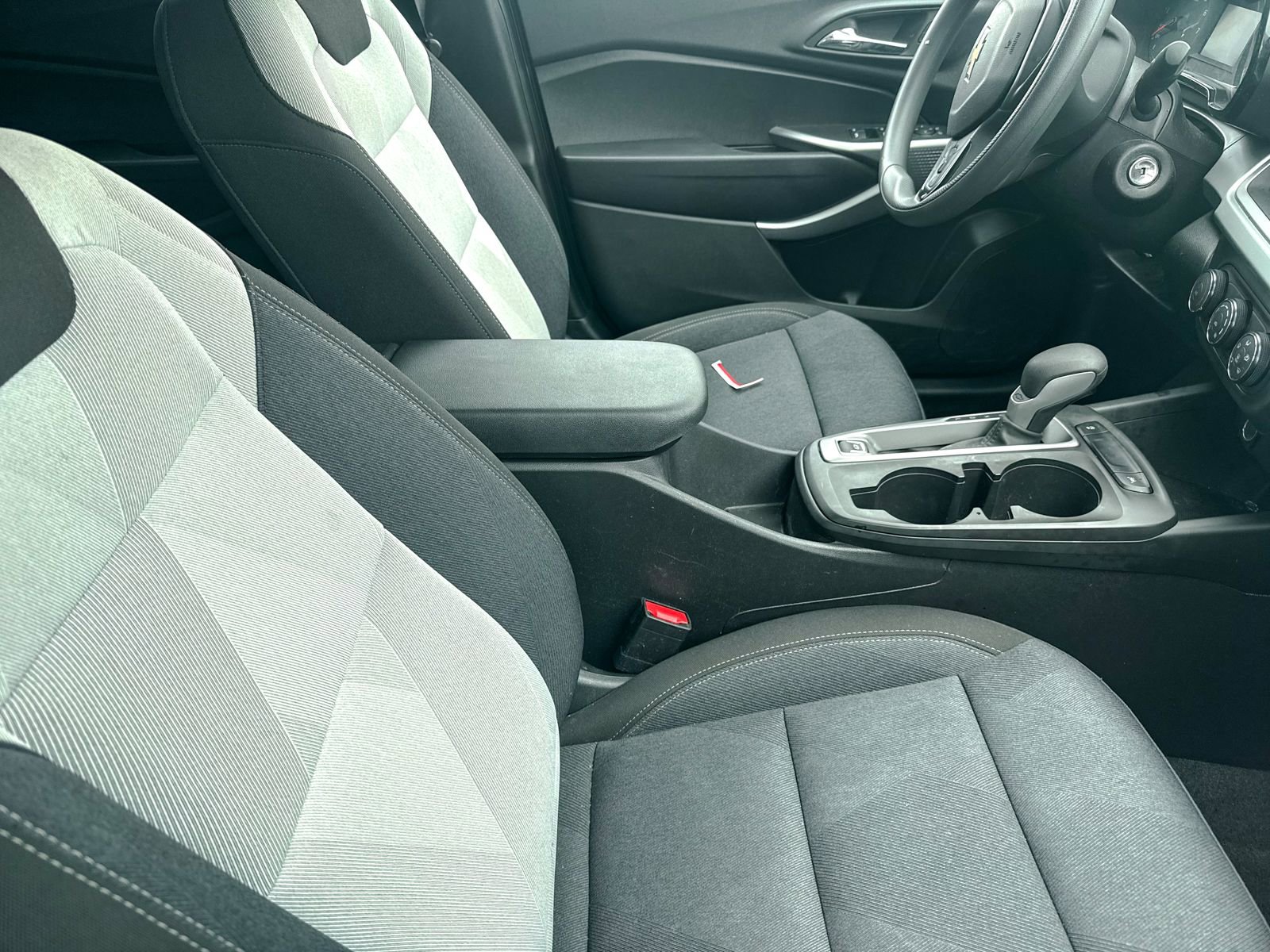 Used 2025 Chevrolet Trax LS w/ LS Convenience Package FWD image 9