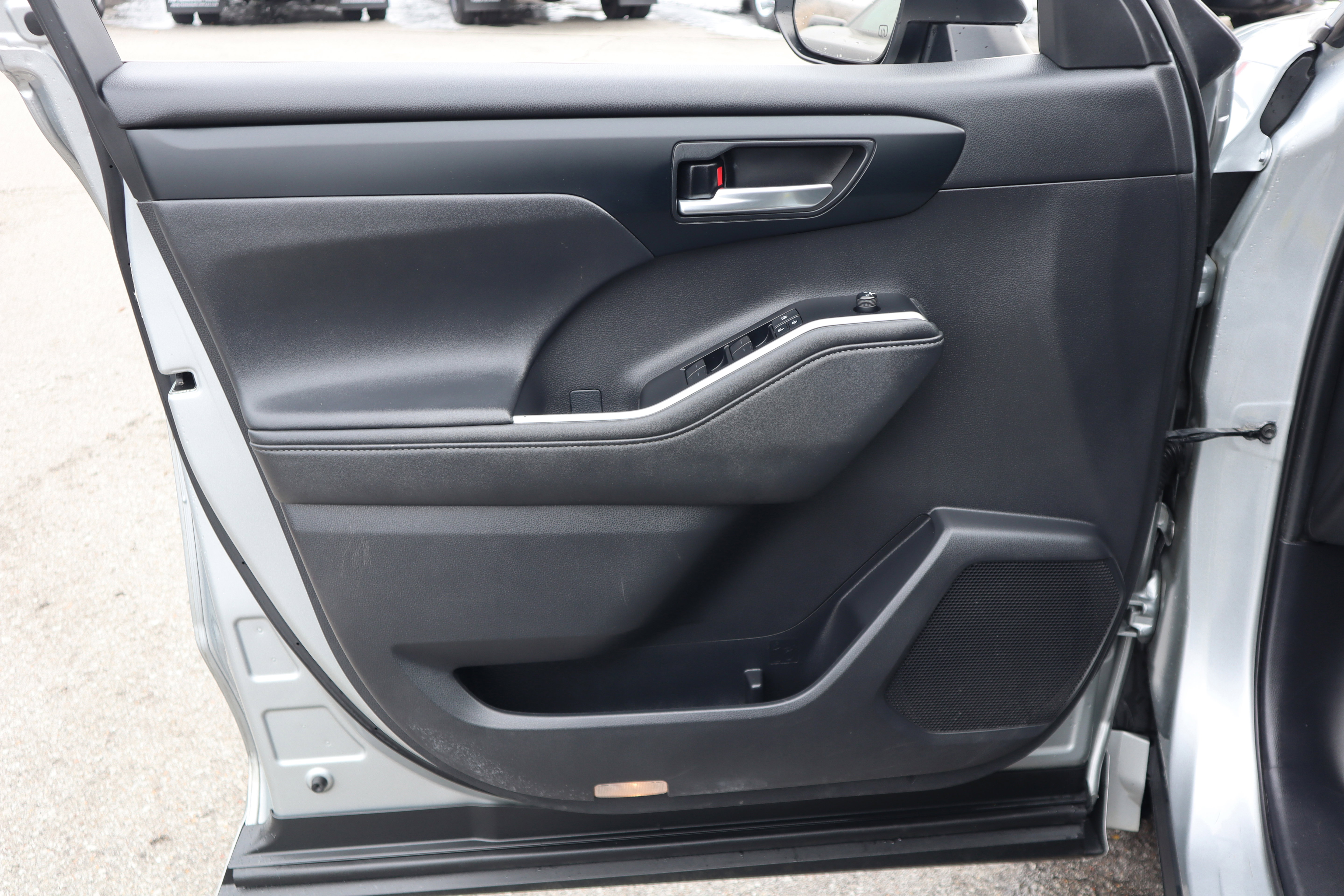 Used 2021 Toyota Highlander XLE image 25