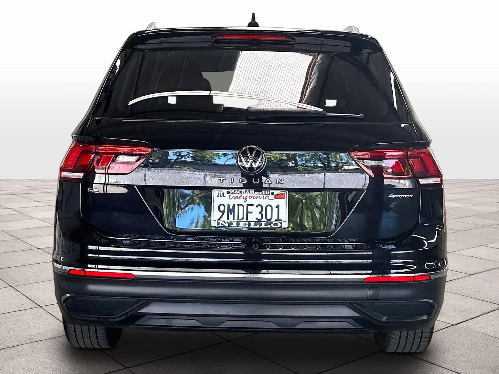 Used 2024 Volkswagen Tiguan SE w/ Panoramic Sunroof Package AWD/4WD image 8