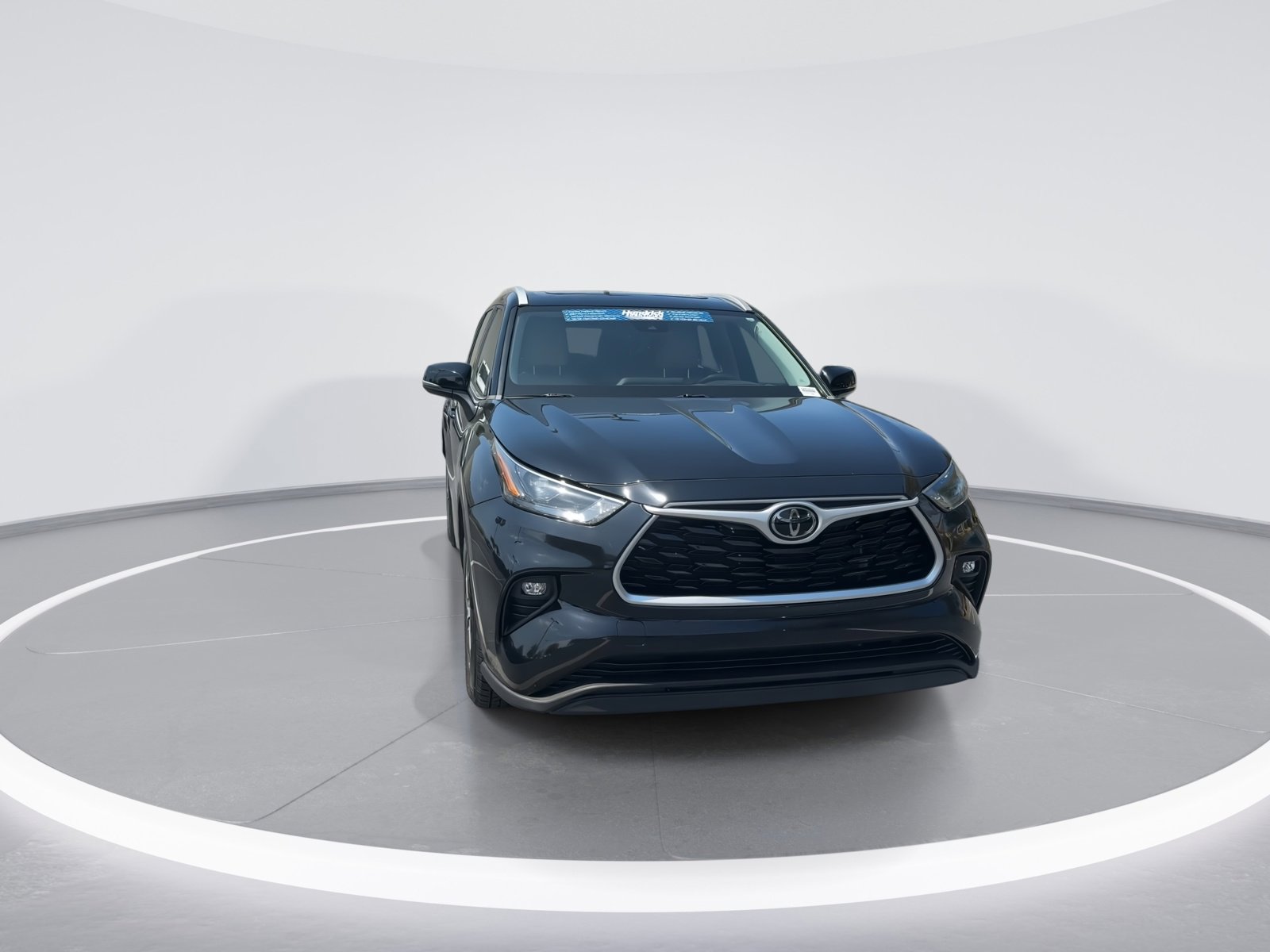 Used 2022 Toyota Highlander XLE image 3