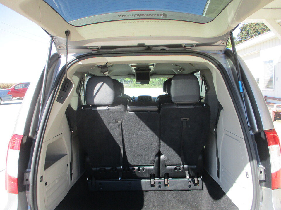 Used 2015 Chrysler Town & Country Touring FWD image 6