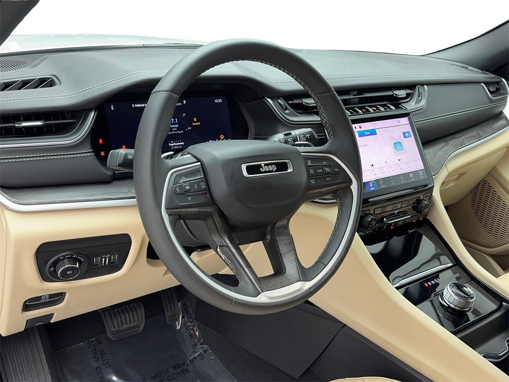 Used 2024 Jeep Grand Cherokee L Limited w/ Black Appearance Package image 13