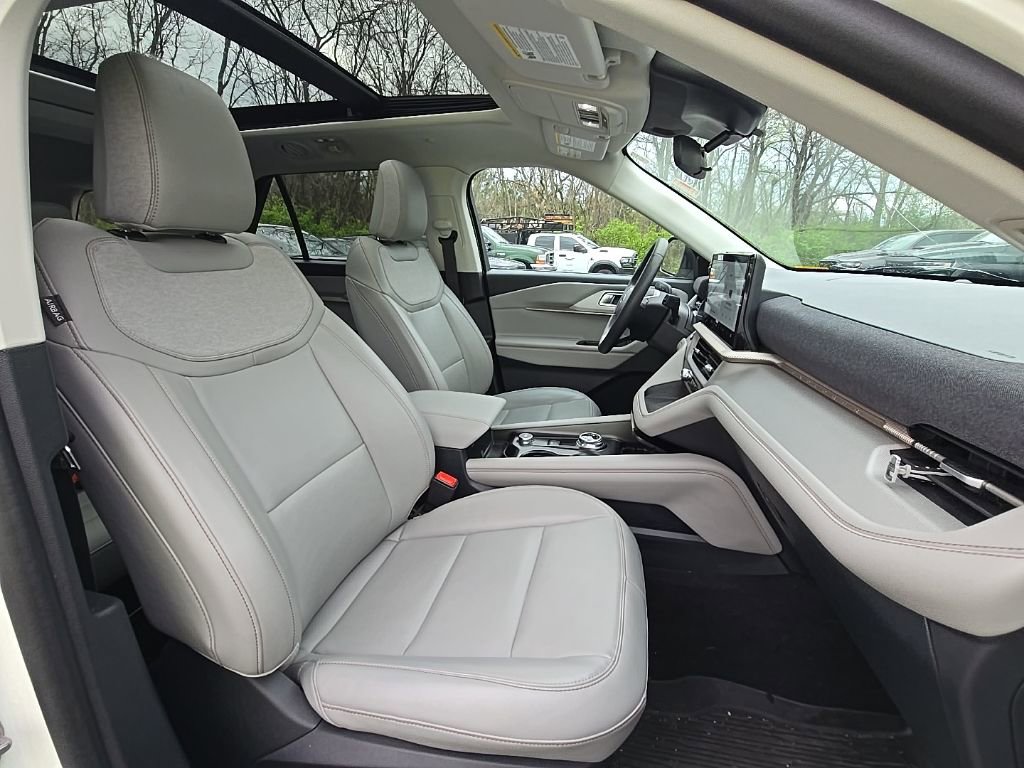 Used 2025 Ford Explorer Active w/ Active Comfort Package image 18