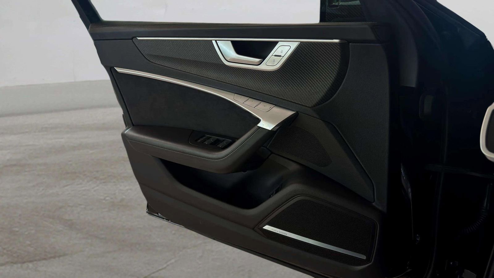 Used 2023 Audi RS 6 w/ Carbon Optic Package image 25