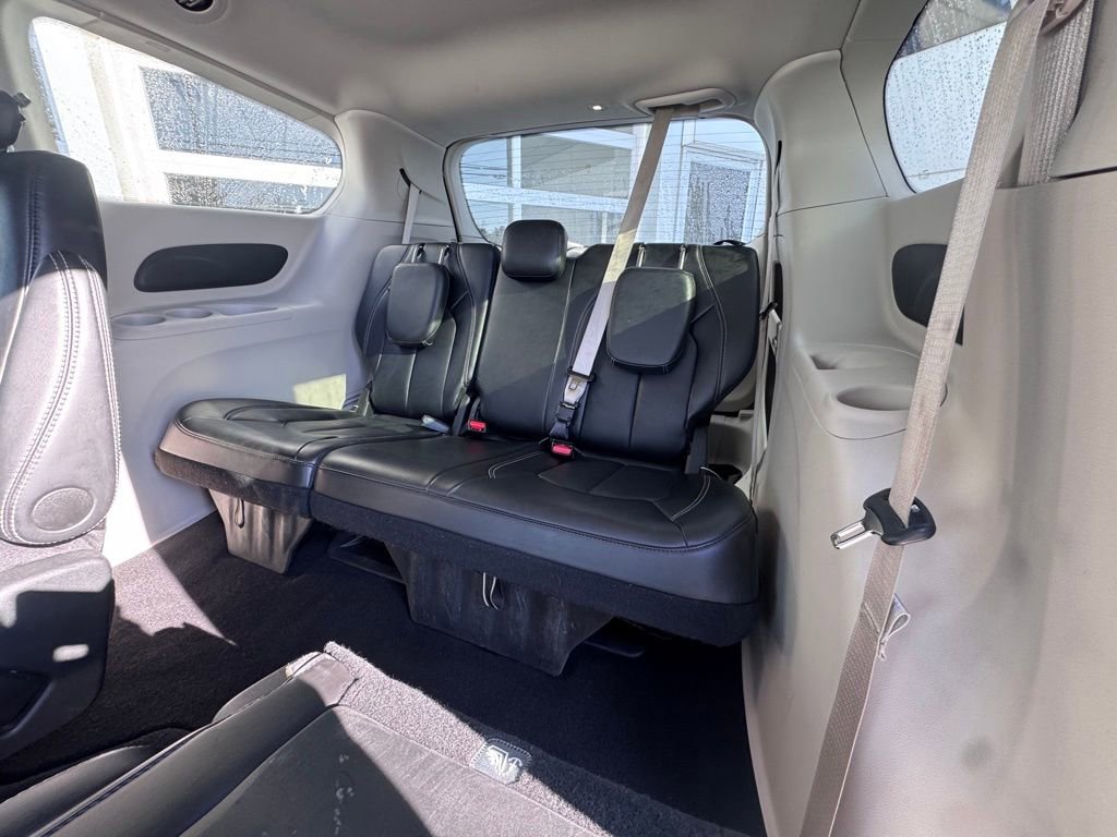 Used 2024 Chrysler Pacifica Touring-L image 25