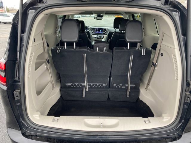 Used 2024 Chrysler Pacifica Touring-L FWD image 17