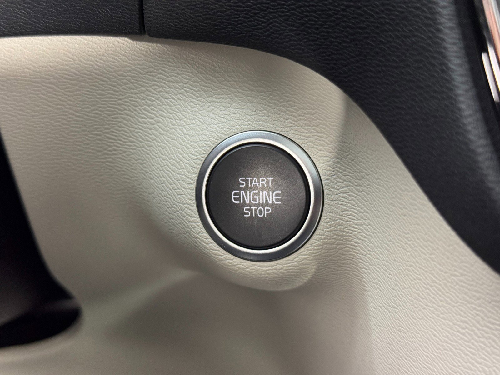 Used 2024 Volvo XC40 B5 Ultimate w/ Protection Package Premier image 24