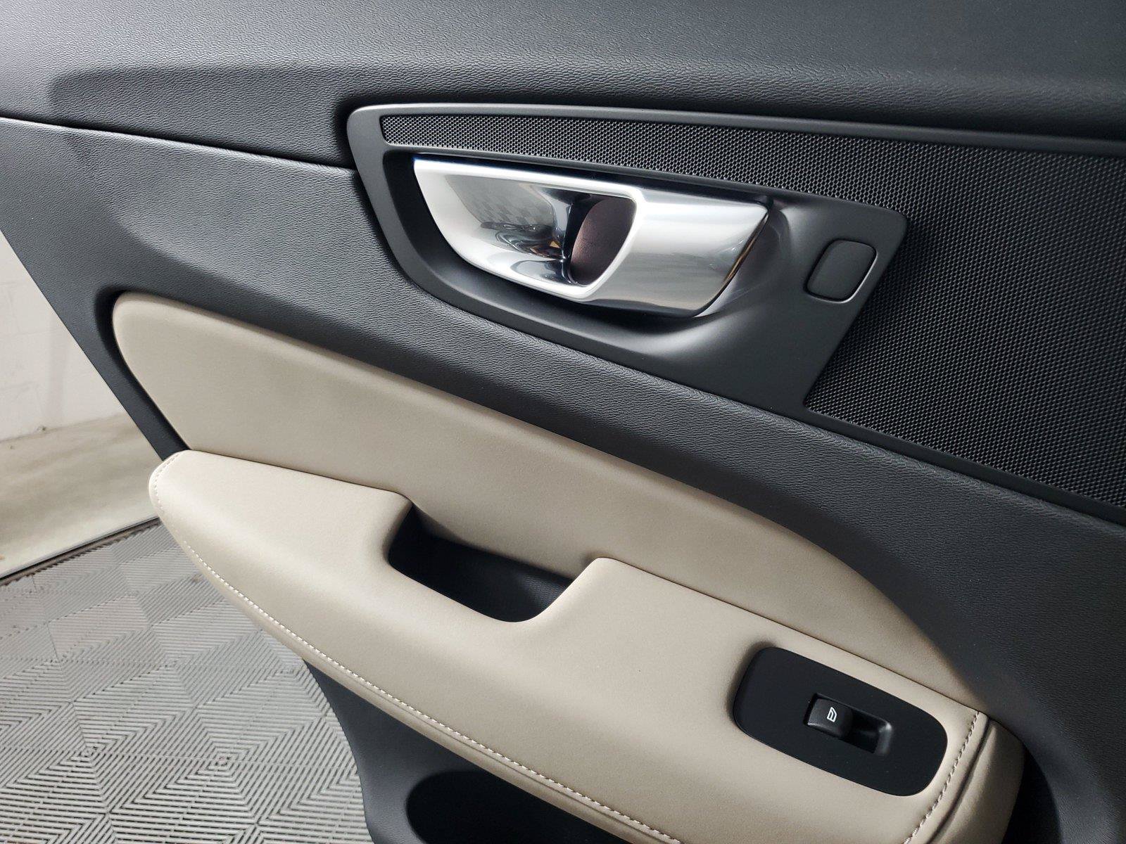 New 2027 Volvo XC60 B5 Plus AWD/4WD image 18