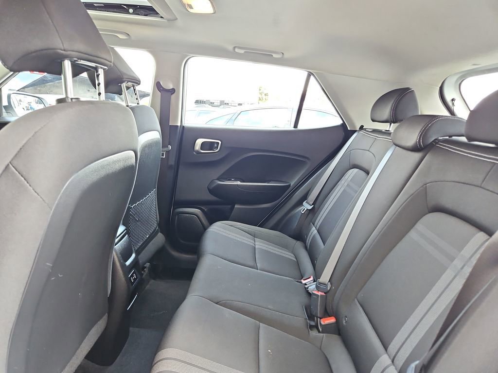 Used 2025 Hyundai Venue SEL image 27