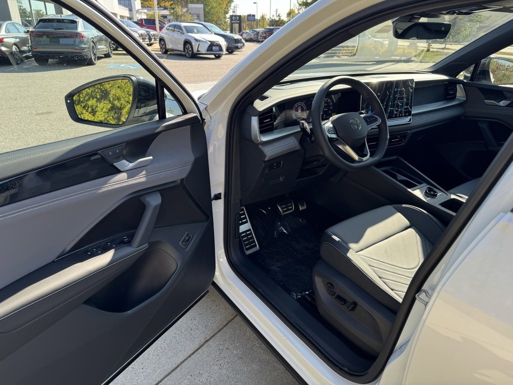 New 2025 Volkswagen Tiguan SE R-Line image 16