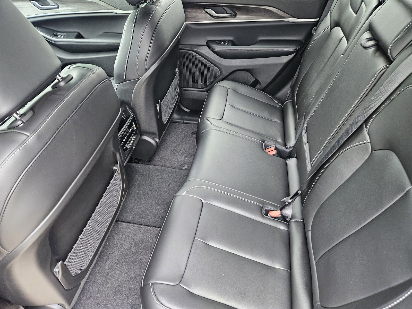 Used 2025 Jeep Grand Cherokee Limited w/ Black Appearance Package image 31