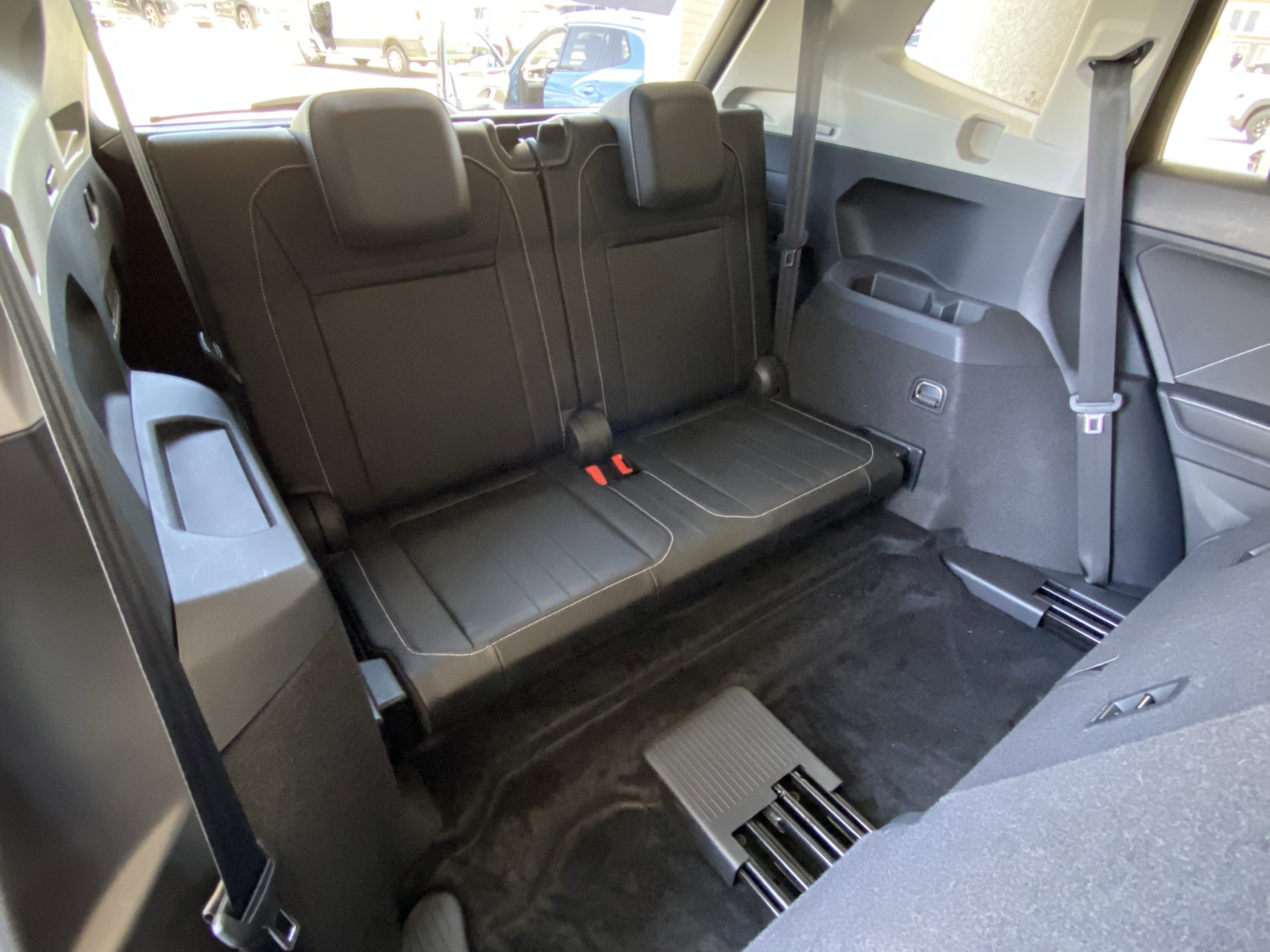 Certified 2022 Volkswagen Tiguan SE w/ Panoramic Sunroof Package FWD image 40