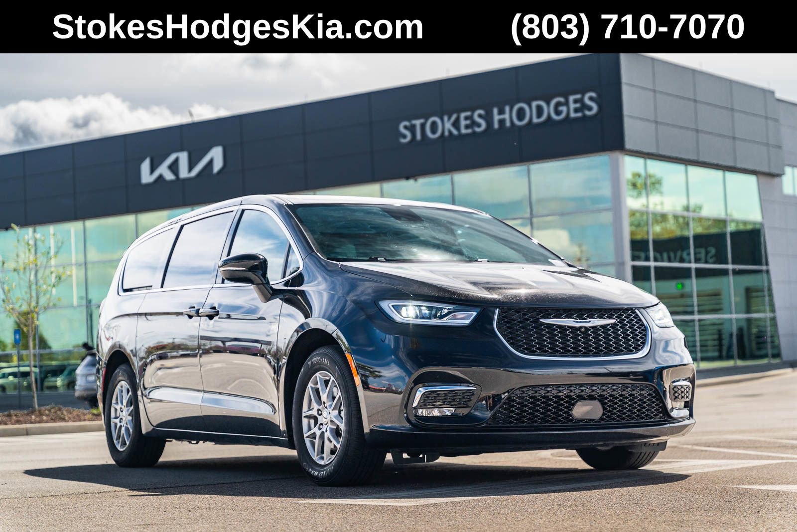 Used 2025 Chrysler Pacifica Select image 1