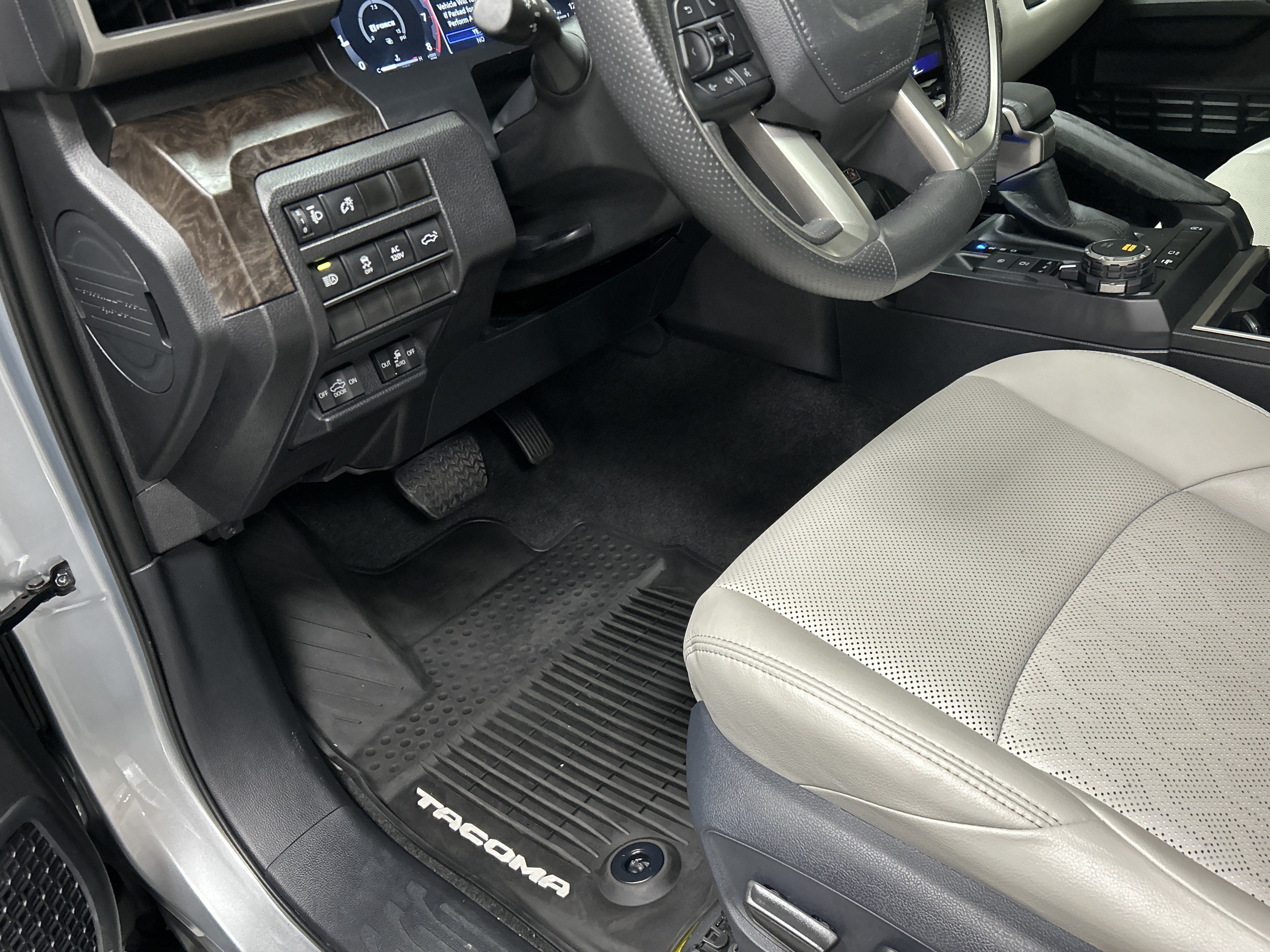Used 2024 Toyota Tacoma Limited AWD/4WD image 17
