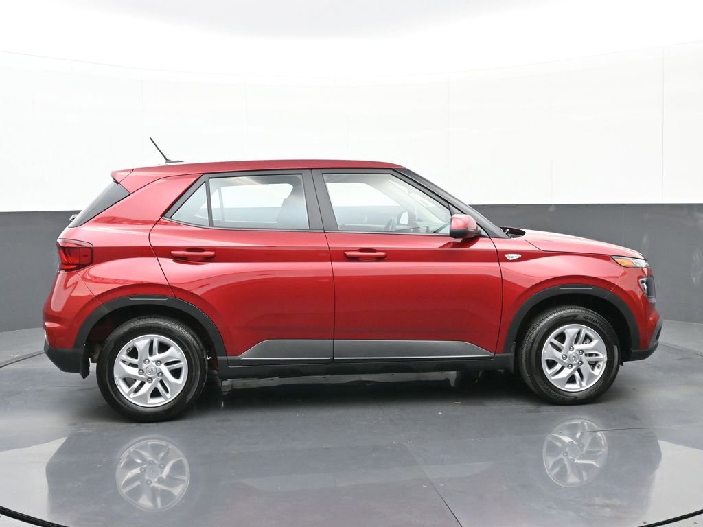 Certified 2025 Hyundai Venue SE image 3