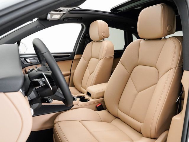Certified 2025 Porsche Macan image 5