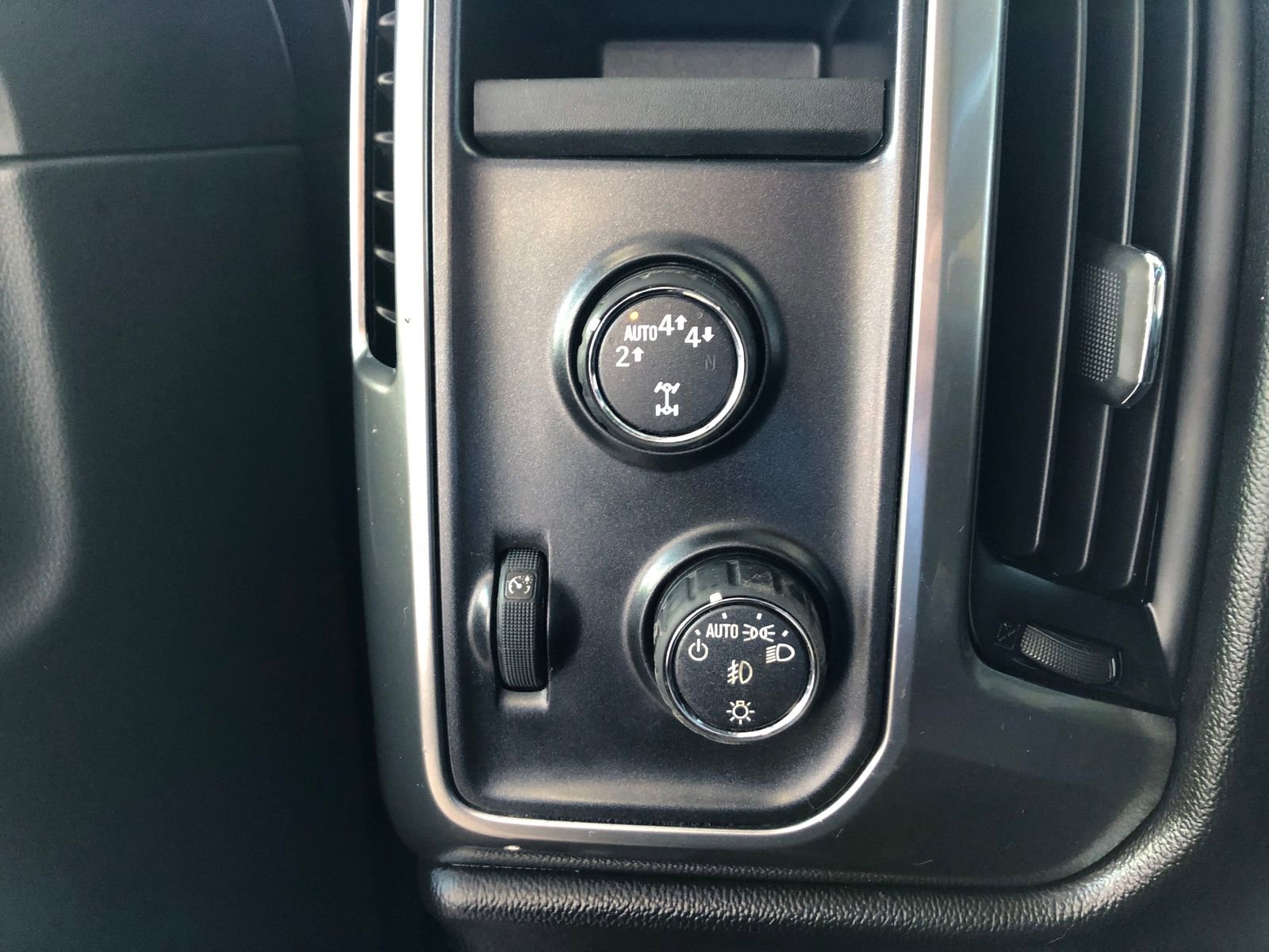 Used 2017 Chevrolet Silverado 1500 LT w/ Midnight Edition image 34