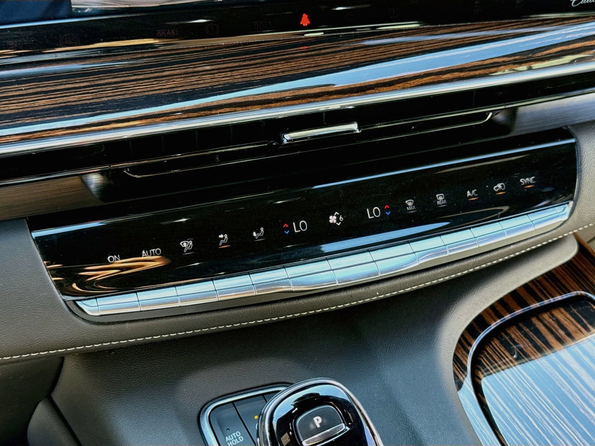 Used 2024 Cadillac Escalade Luxury AWD/4WD image 35