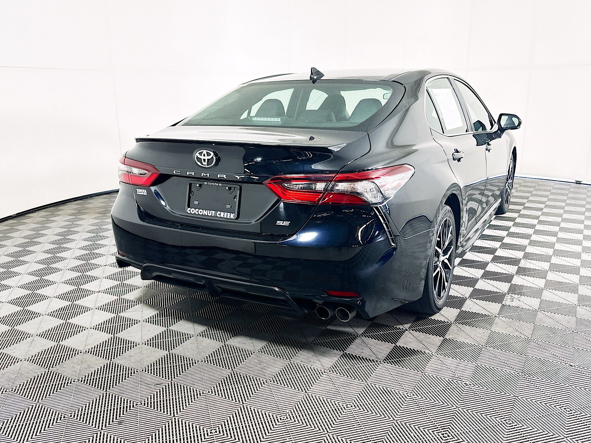 Used 2023 Toyota Camry SE FWD image 3