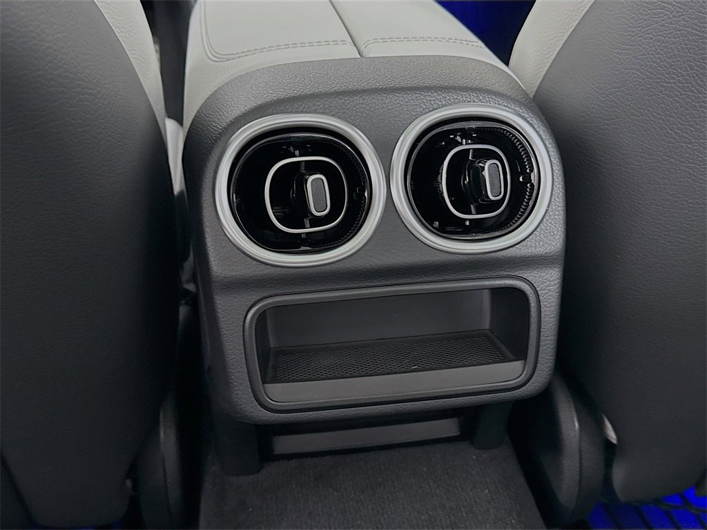 Used 2025 Mercedes-Benz C 300 4MATIC Sedan image 27