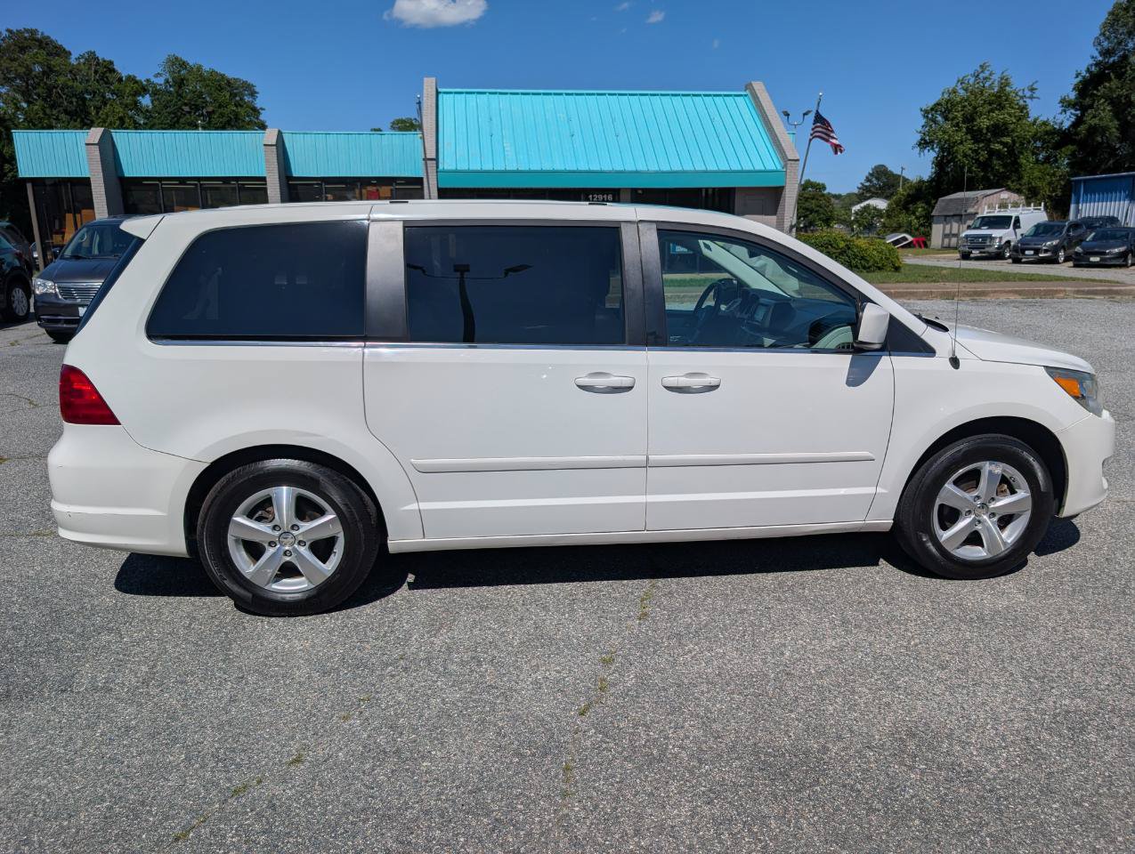 Used 2010 Volkswagen Routan SEL FWD image 12