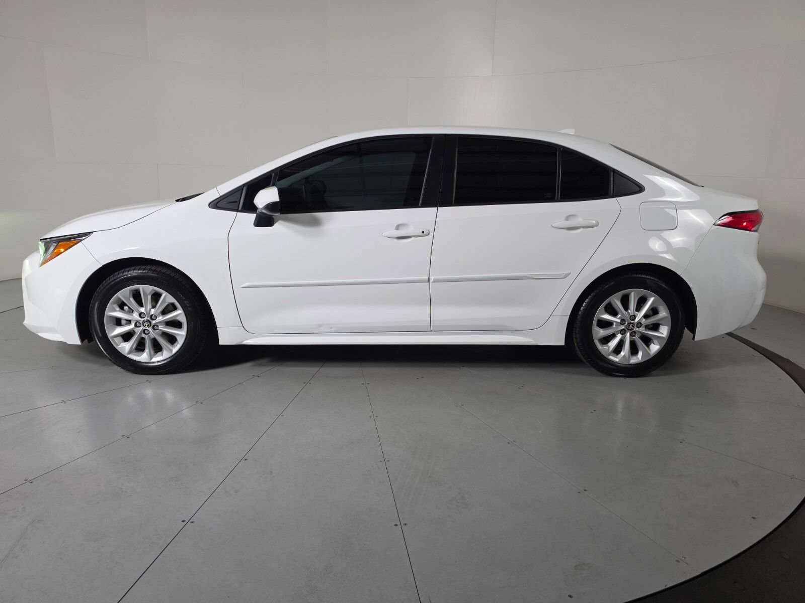 Used 2021 Toyota Corolla LE w/ LE Convenience Package FWD image 2