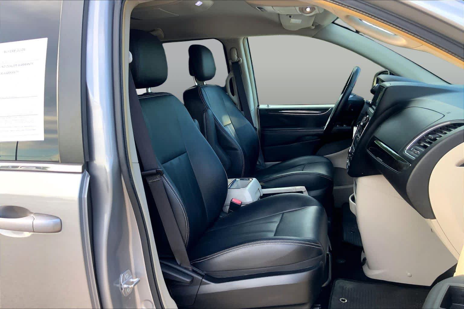 Used 2016 Chrysler Town & Country Touring FWD image 9