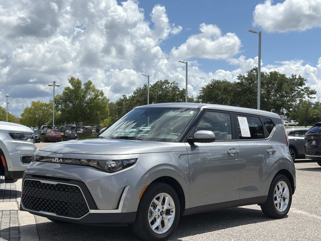 Used 2025 Kia Soul LX w/ LX Technology Package FWD image 8