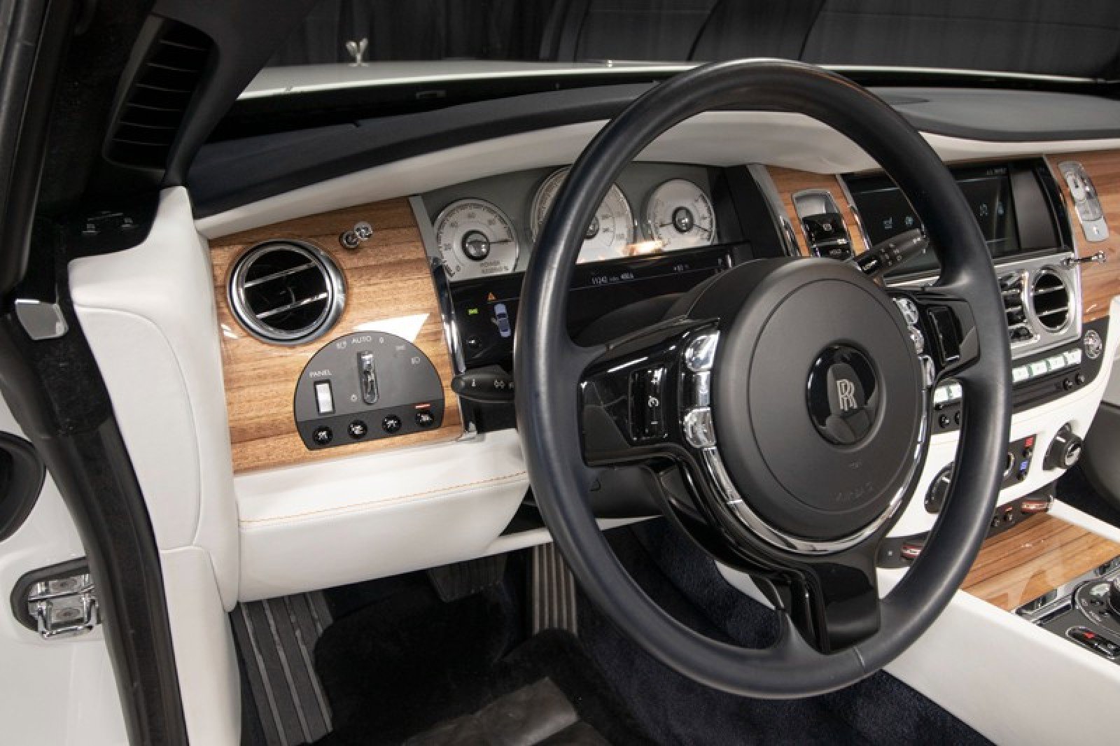 Used 2020 Rolls-Royce Dawn RWD image 25