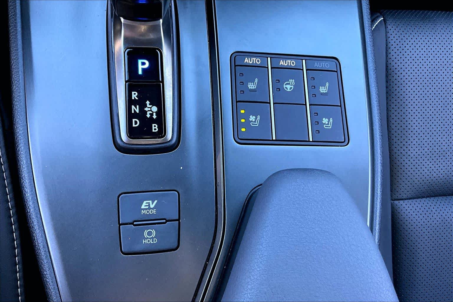 Certified 2025 Lexus UX 300h FWD w/ Accessory Package (Z1) image 33