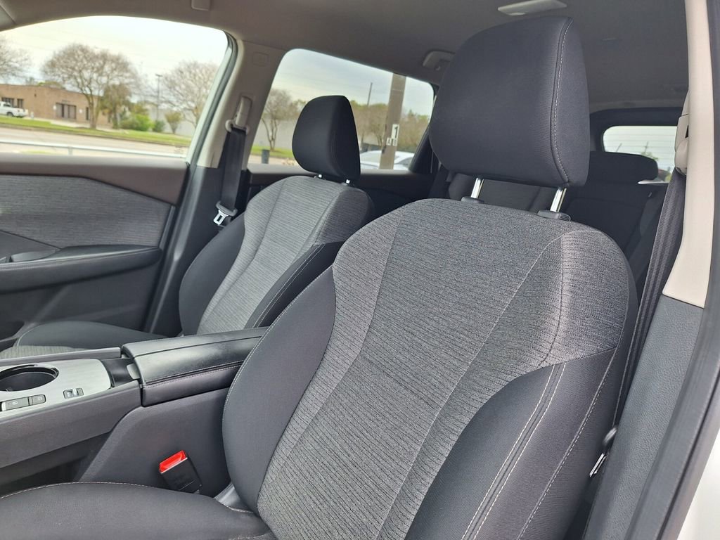 Used 2023 Nissan Rogue SV image 11