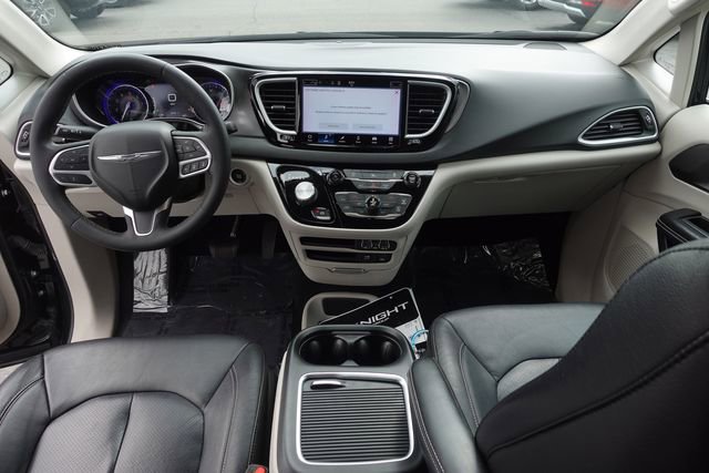Used 2022 Chrysler Pacifica Touring-L image 25