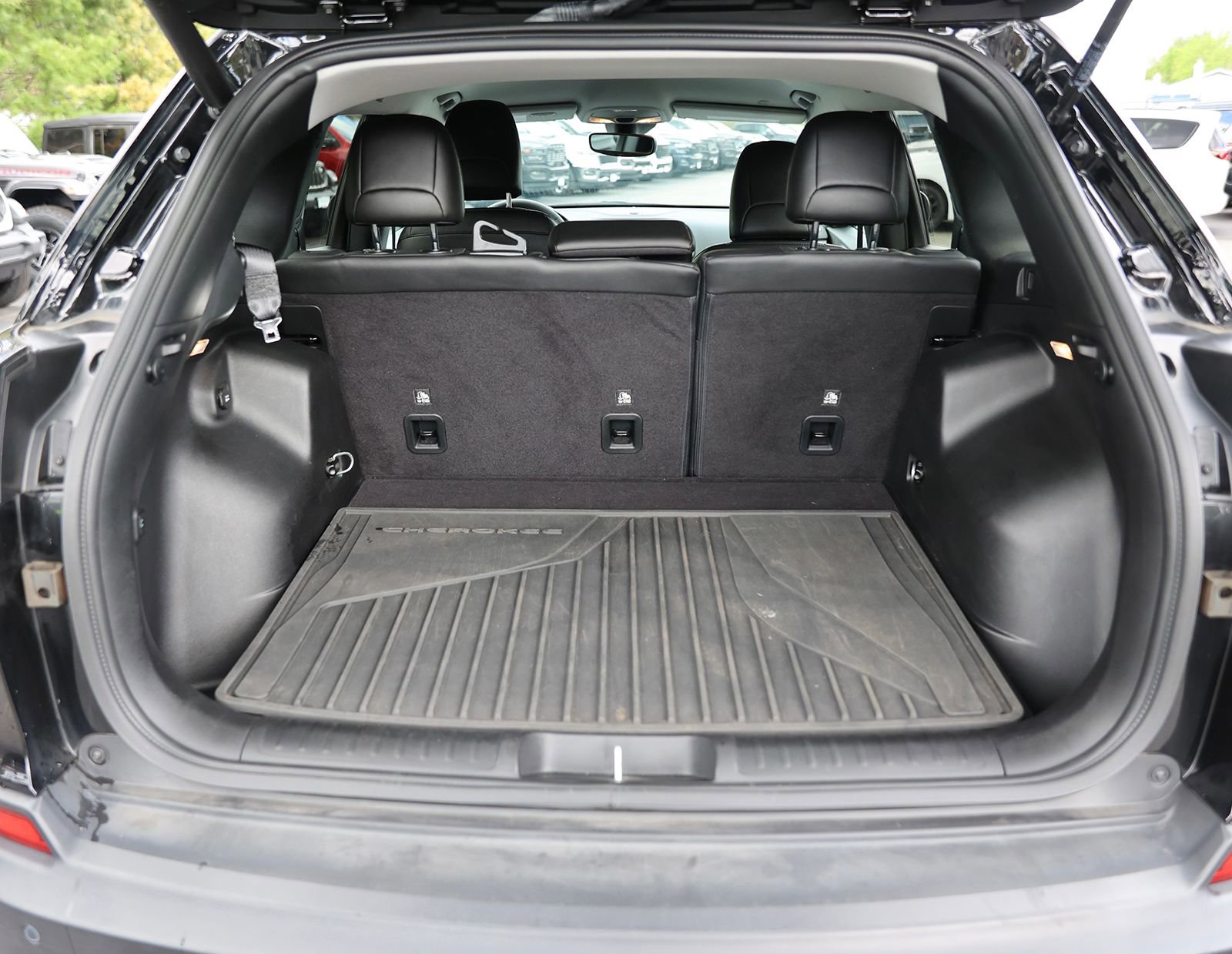 Used 2021 Jeep Cherokee Latitude Lux w/ Comfort/Convenience Group image 13