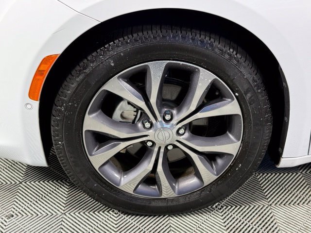 Used 2018 Chrysler Pacifica Limited w/ Tire & Wheel Group FWD image 14