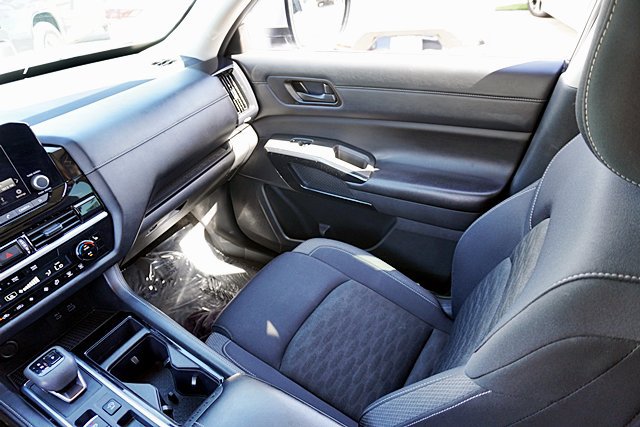 Used 2024 Nissan Pathfinder SV FWD image 31