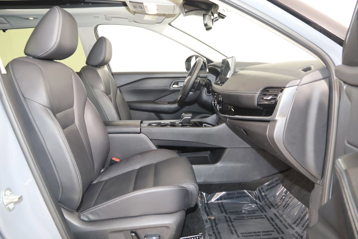 Used 2025 Nissan Rogue SL w/ Tech Package FWD image 13