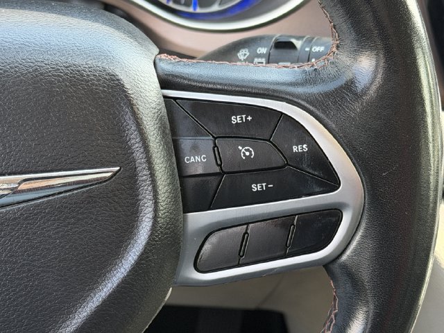 Used 2018 Chrysler Pacifica Touring-L w/ Tire & Wheel Group FWD image 13