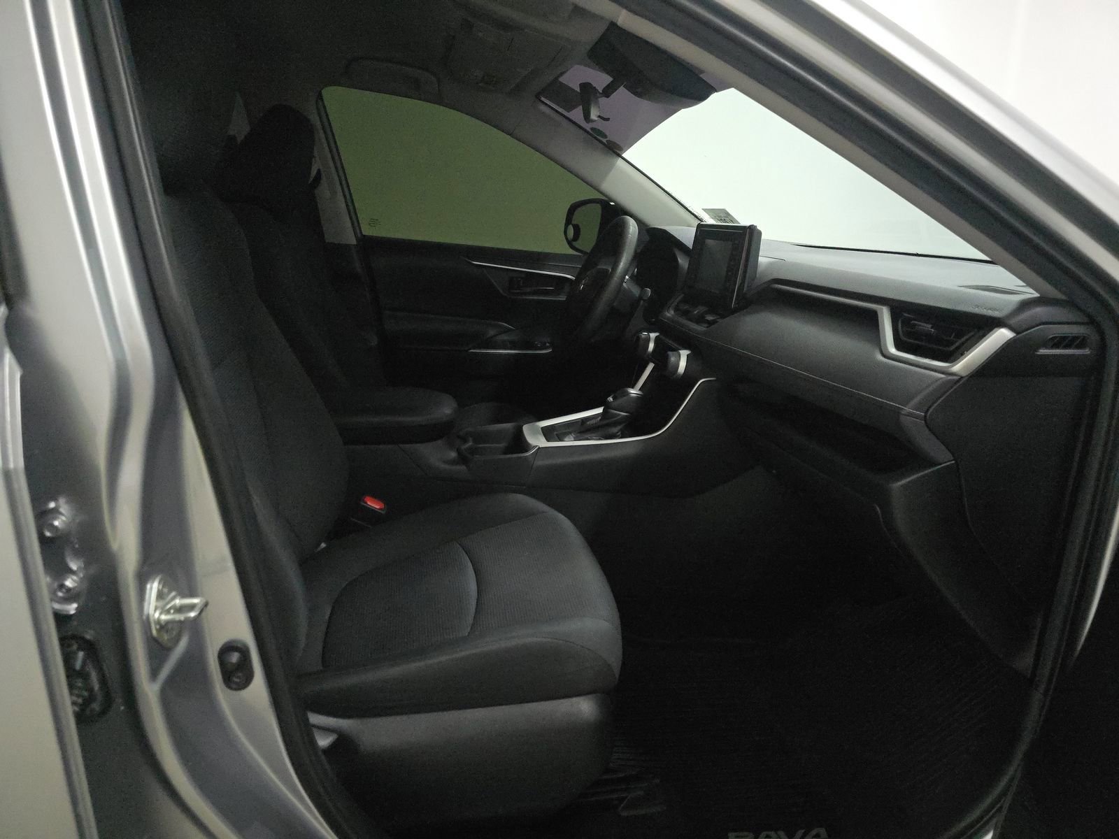 Used 2019 Toyota RAV4 LE FWD image 9