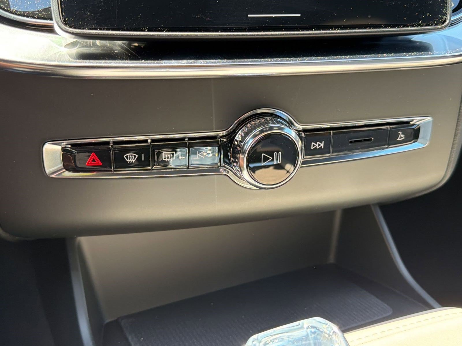 New 2026 Volvo XC90 B6 Plus w/ Protection Package Premier AWD/4WD image 18