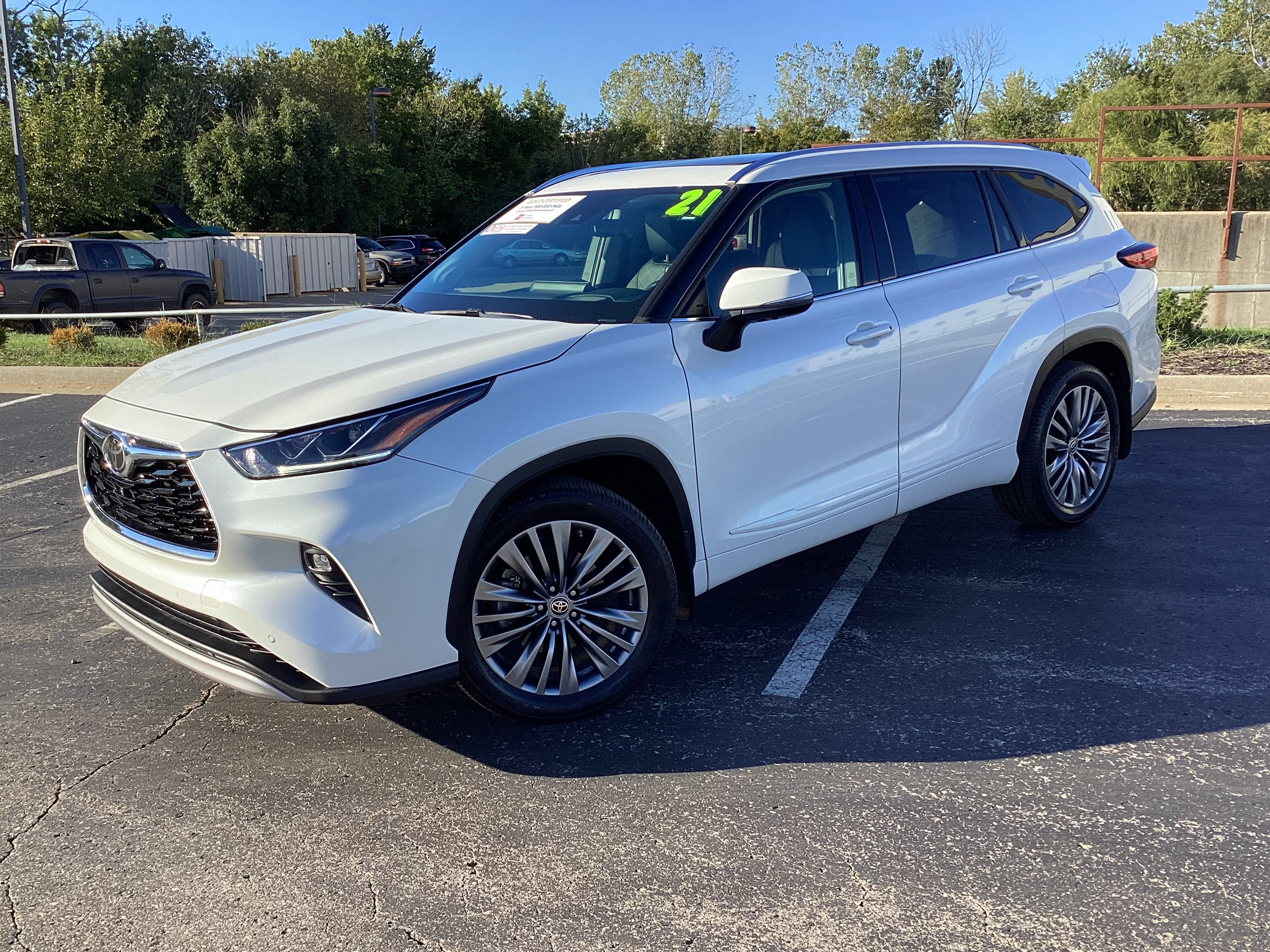 Certified 2021 Toyota Highlander Platinum AWD/4WD image 2
