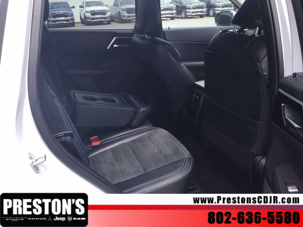 Used 2025 Mitsubishi Outlander AWD image 23