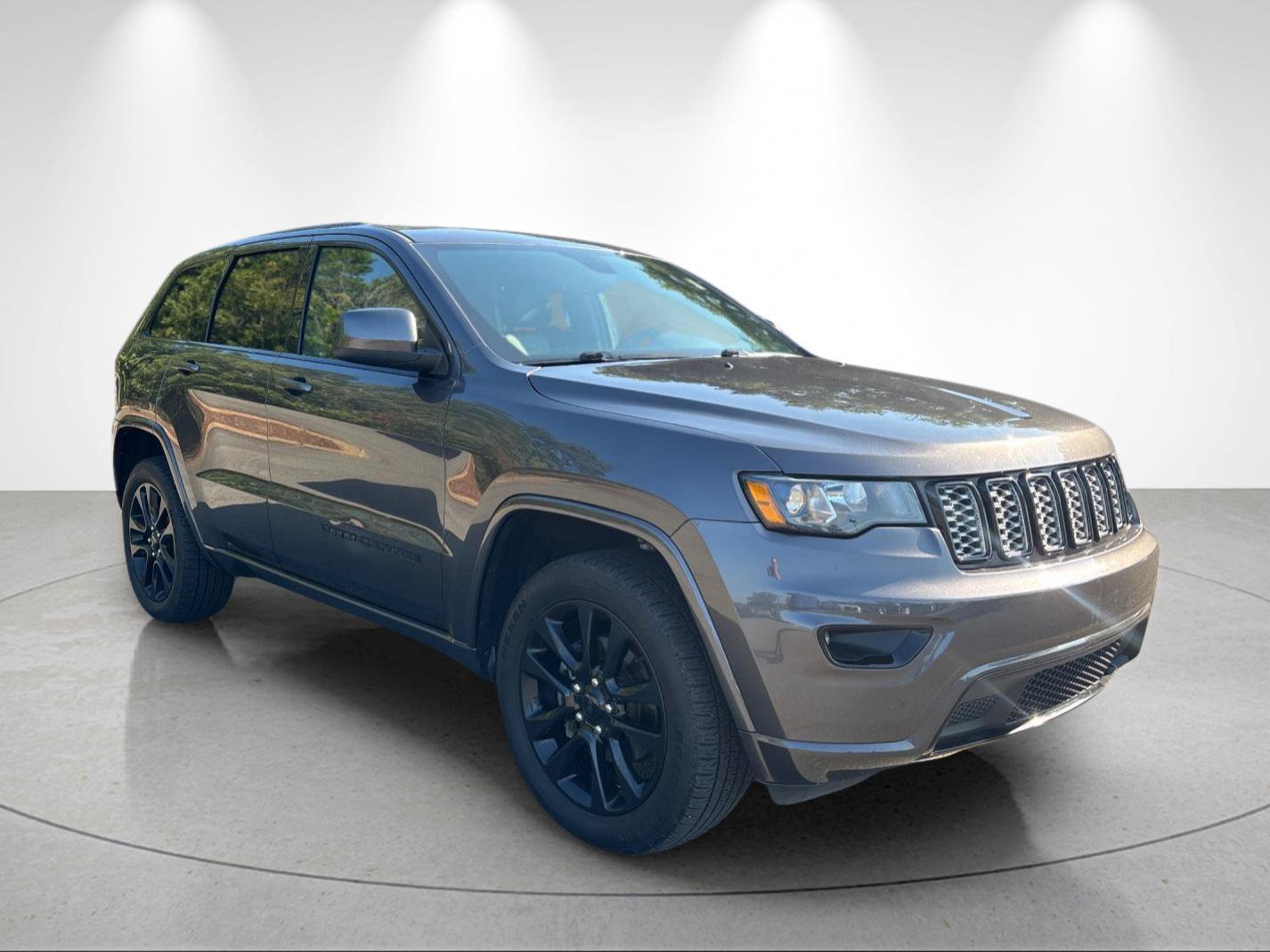 Used 2020 Jeep Grand Cherokee Altitude AWD/4WD image 7
