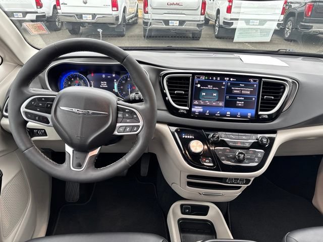 Used 2024 Chrysler Pacifica Touring-L FWD image 17