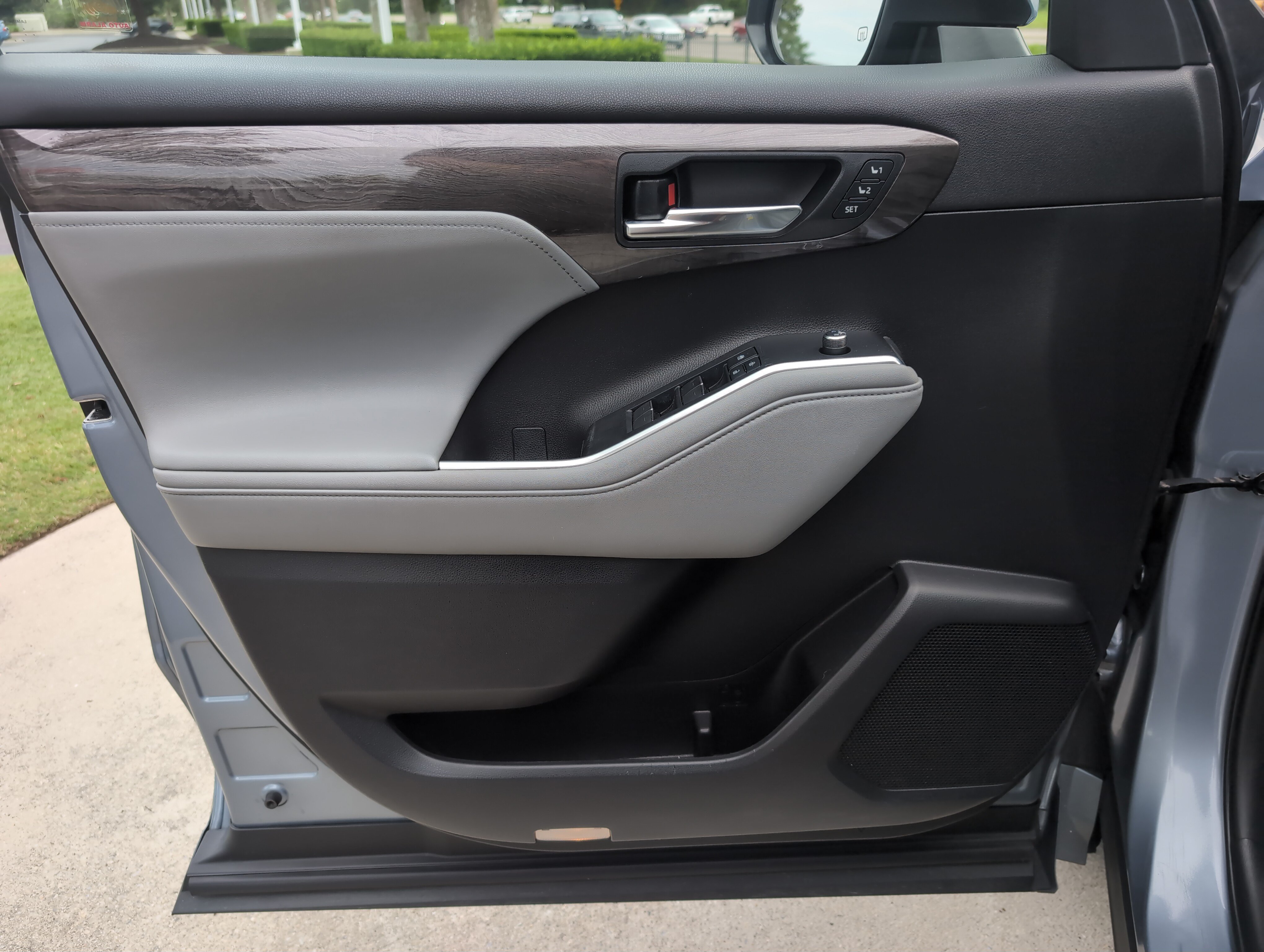 Used 2020 Toyota Highlander Limited FWD image 14