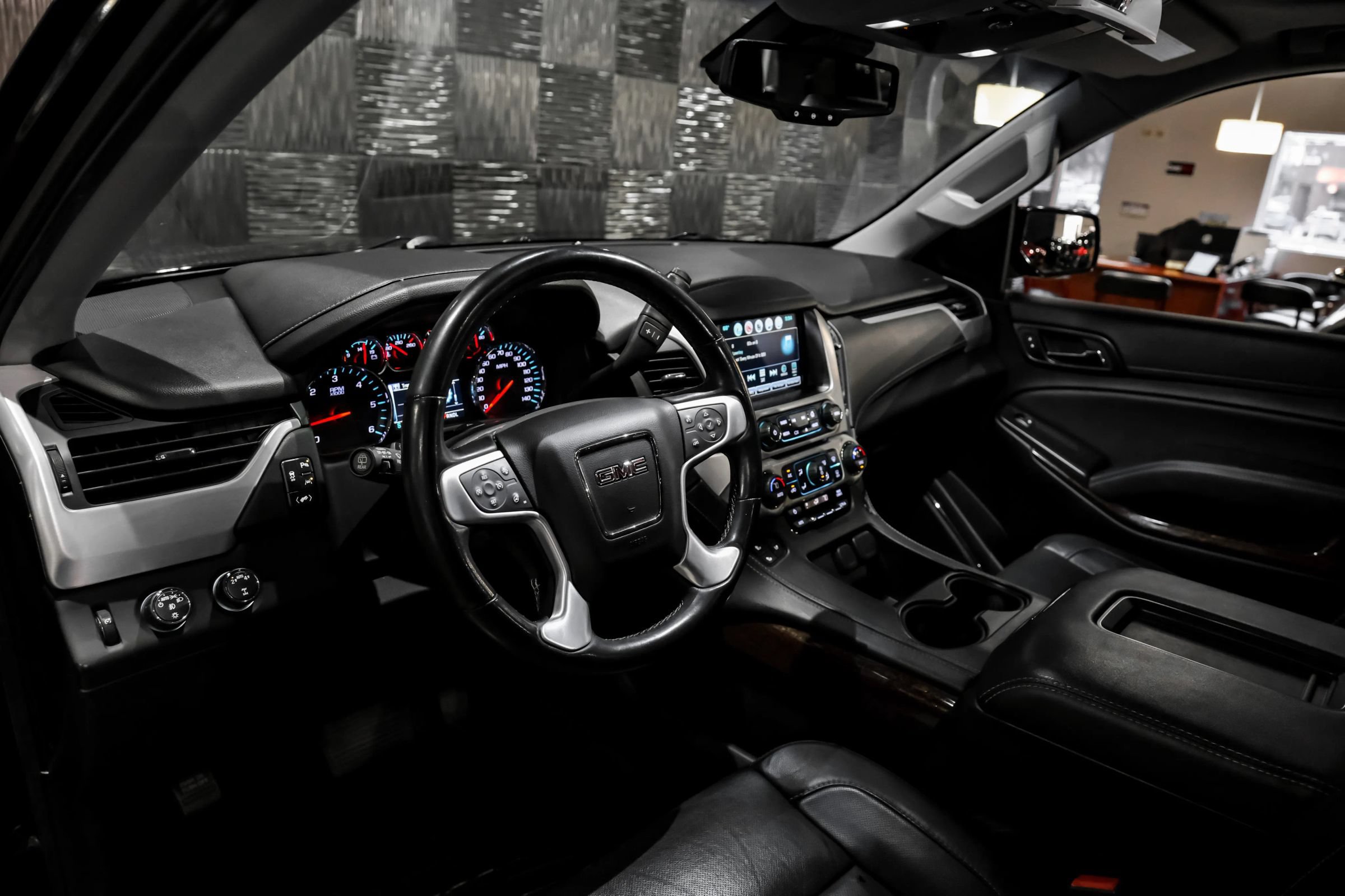 Used 2020 GMC Yukon SLT w/ Open Road Package AWD/4WD image 3
