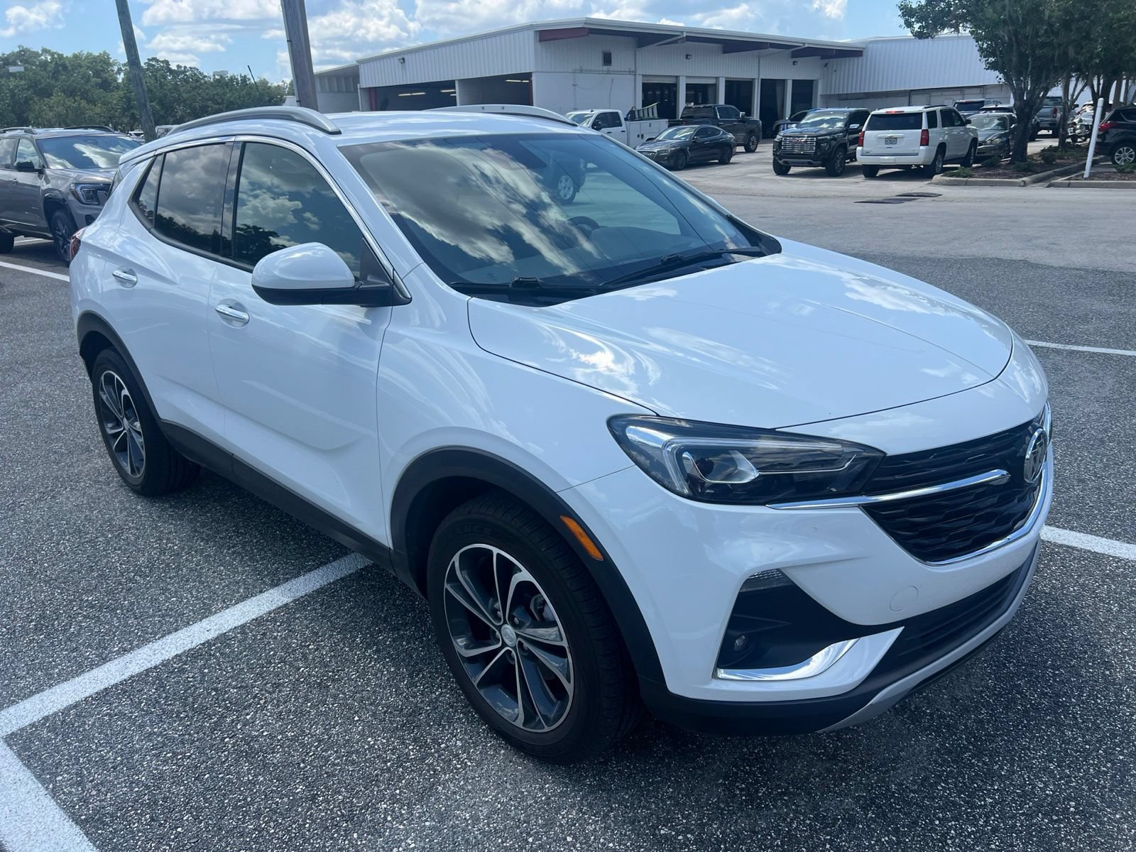 Used 2022 Buick Encore GX Essence FWD image 1