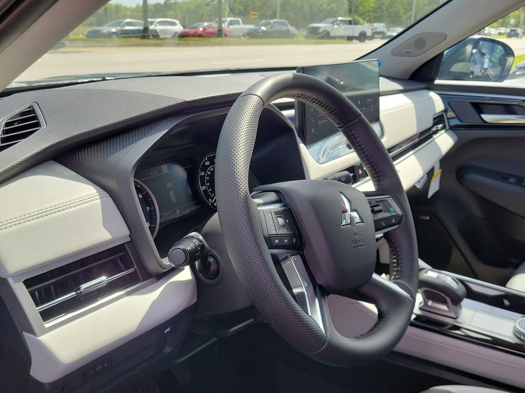 New 2025 Mitsubishi Outlander SE image 9