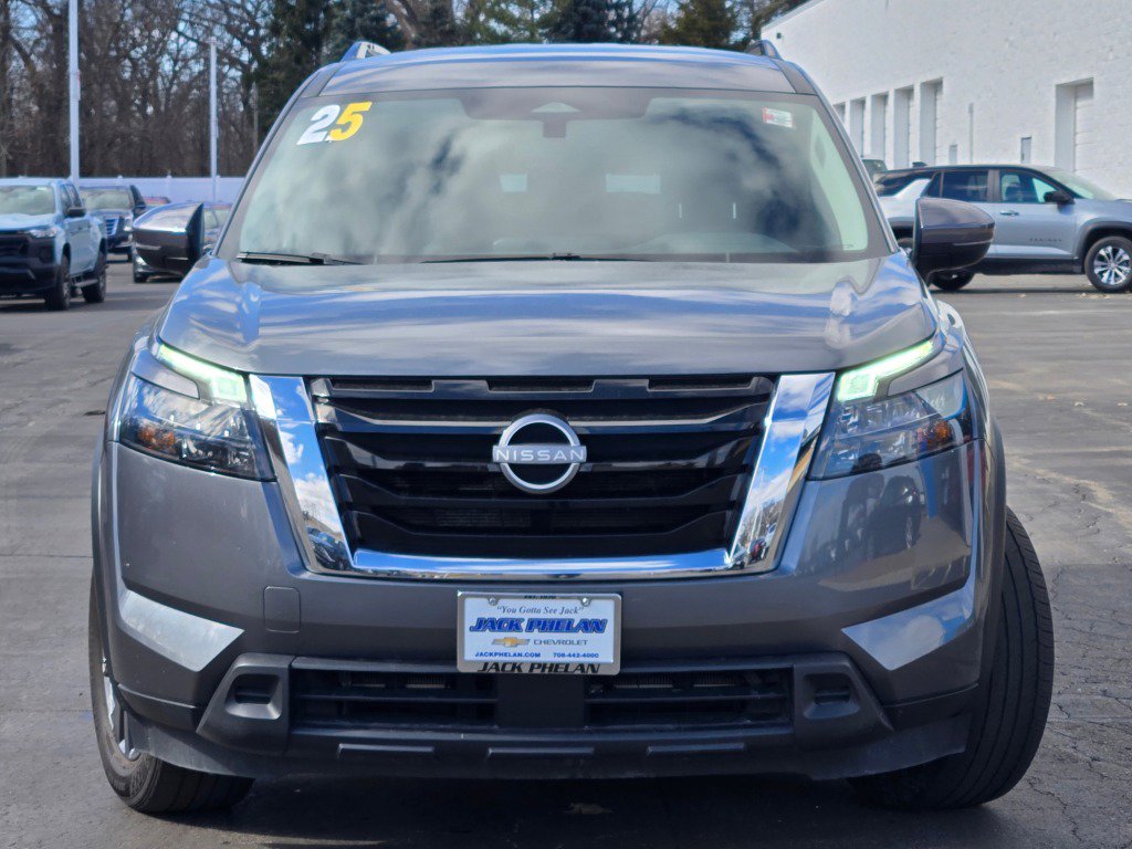 Used 2025 Nissan Pathfinder SV image 4